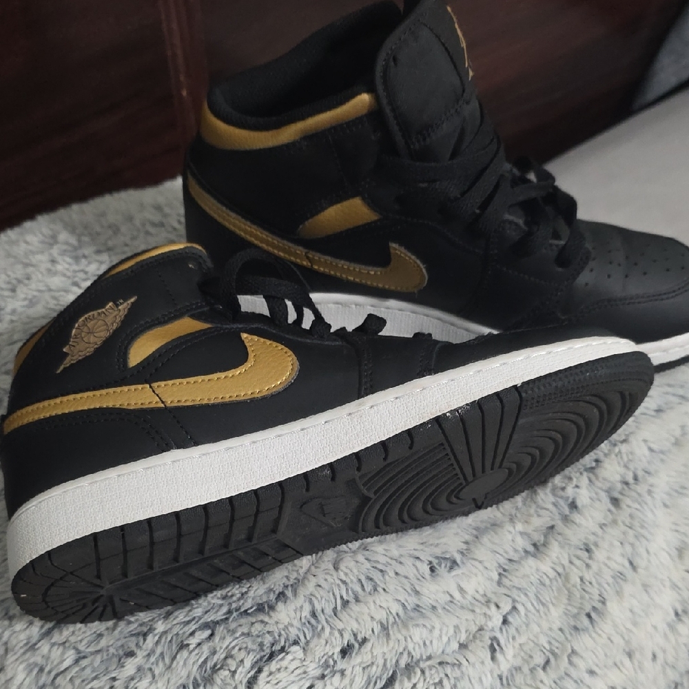 Nike Kids Sneakers Black and Gold
